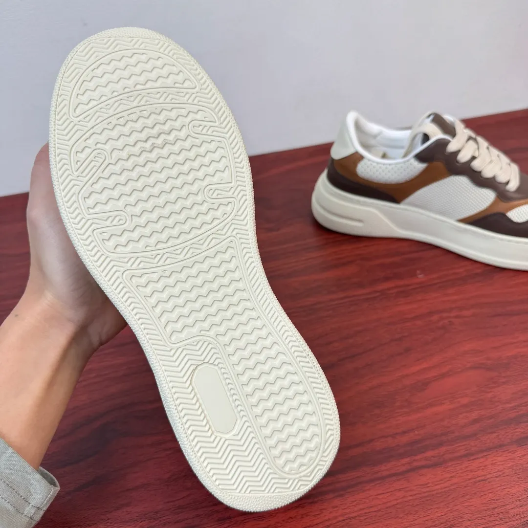 Batch 800 Gucci/Gucci new autumn men's leather sneakers thick-soled lightweight biscuit shoes! In the 2025 autumn and winter series, this sneaker adopts a thick-soled structure and cleverly uses the triple elements of silhouette design, color matching and material. Showcase retro style. This shoe is crafted from cow leather with webbing details and features a lightweight rubber sole for added sophistication. Multiple leathers are finely tailored and precision motorcycle composite splicing creates a full sense of layering. Full calfskin lining and insole, gold logo letter badge details, 5CM thickened lightweight rubber sole, air-glue stitching process, durable without opening the glue and excellent on-foot comfort, flat last shape, easy to match with all types of pants, and comes with a full set of packaging! Size: 39-40-41-42-43-44 leather shoe size (38.45 can be customized) Item number: 431920 full leather white coffee